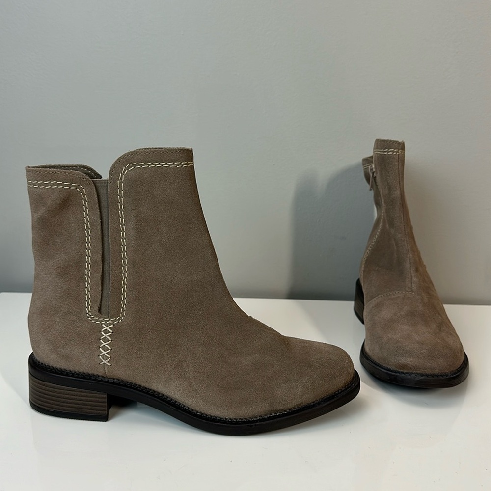 Clarks Collection Maye Side Zip Pebble Suede Ankle Boots Size 9.5W